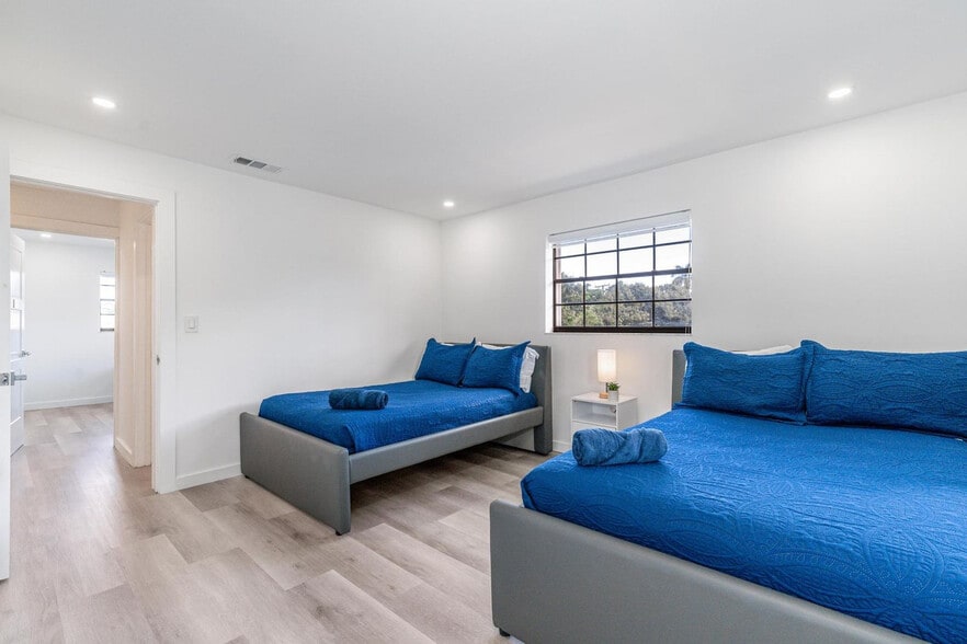 Building Photo - 807-809 Southwest 14th Court-SI FL2-ID1475657P