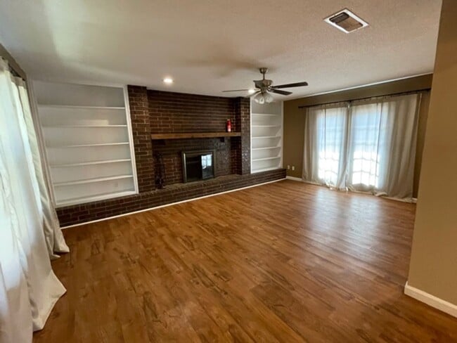 Building Photo - Cozy and Comfy 3 Bed! Mesa/Zia School Dist...