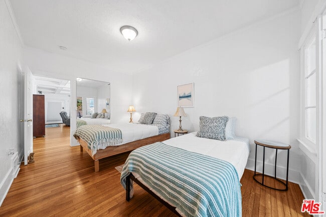 Building Photo - 2005 Beachwood Dr