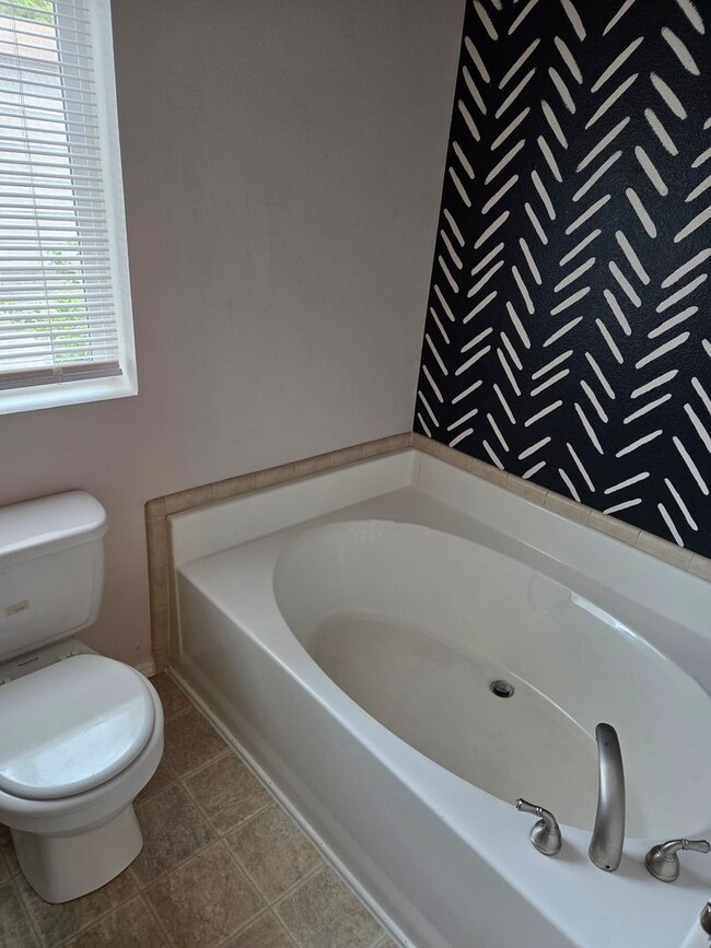 Building Photo - Beautifully Remodeled Home Near Historic R...