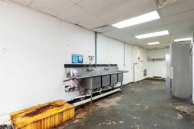 Building Photo - 327 S Green Ave