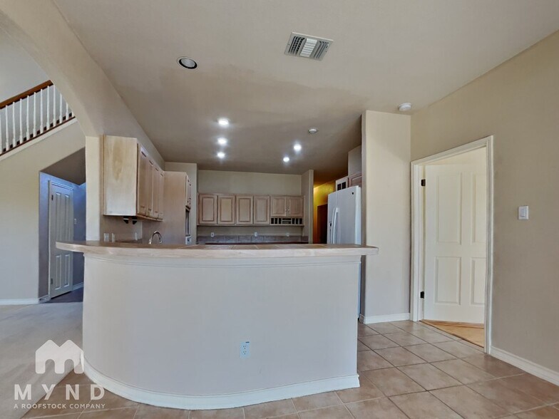 Building Photo - 914 Almadin