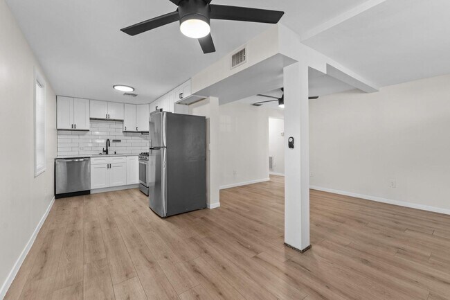 Building Photo - 3505 Iris St N