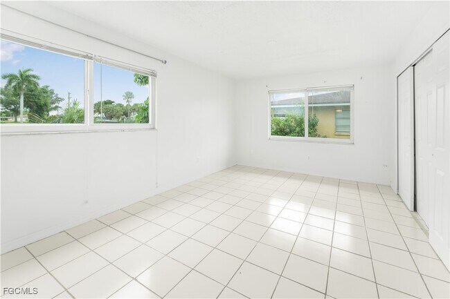 Building Photo - 2927 SE 15th Pl