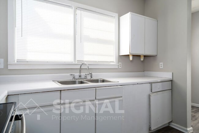 Building Photo - 1738 Damon St