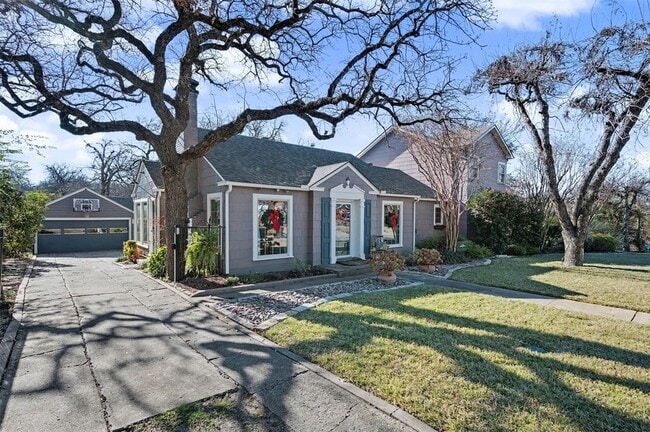 Building Photo - 2100 Daisy Ln