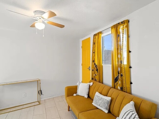 Building Photo - 1017 Maple St