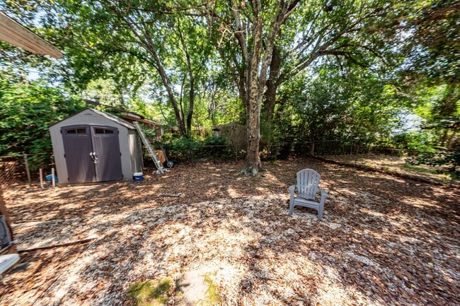 Building Photo - 3 Bedroom 2 Bath Home in West Ashley Plant...