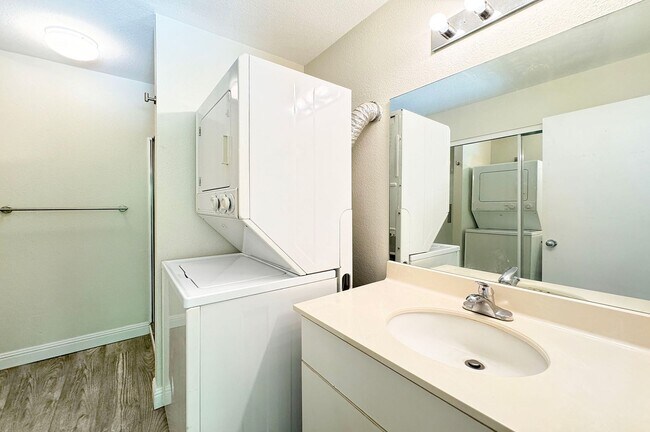 Building Photo - 373 Mananai Pl