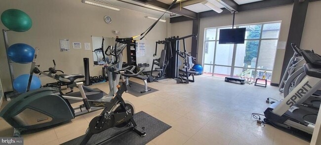 Building Photo - 75 Maple St