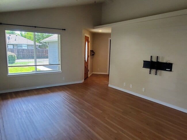 Building Photo - 3 bed 2 bath Single Family Home for Rent in  SW Grants Pass