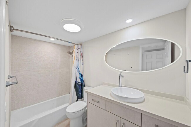 Building Photo - 3051 NE 48th St