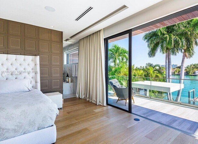 Building Photo - 321 E Dilido Dr