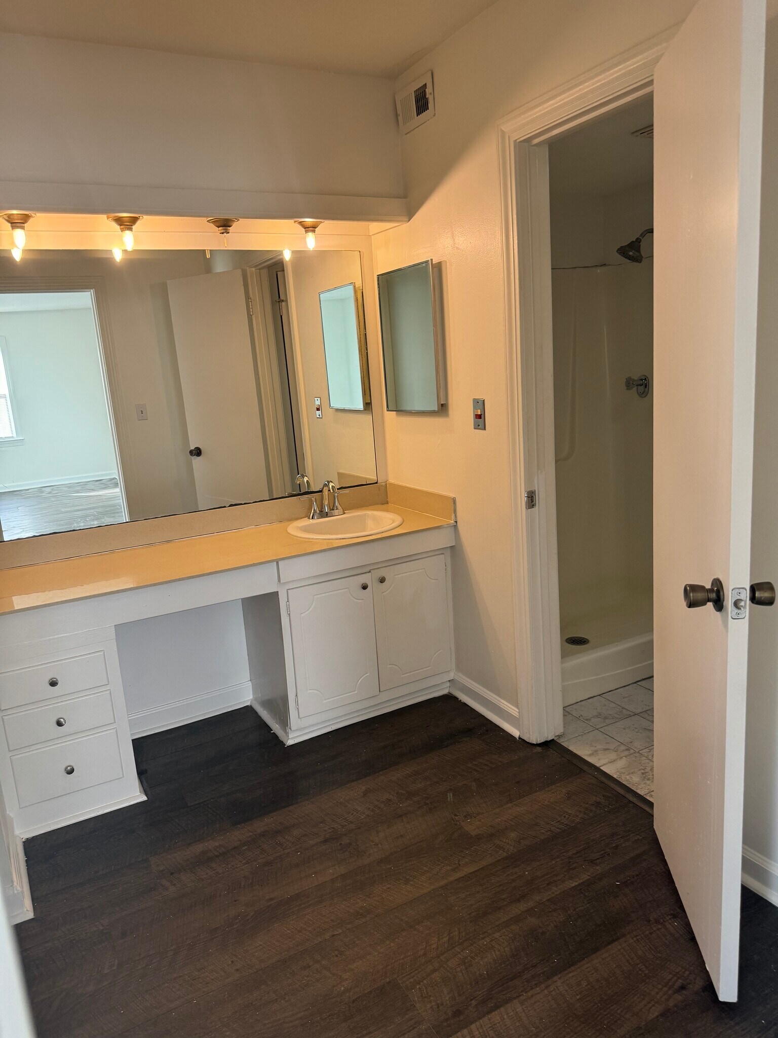 Bathroom - 146 Rue Fontaine