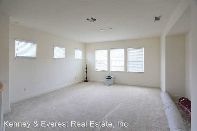Building Photo - 3 br, 3.5 bath House - 11 West Barberry Place