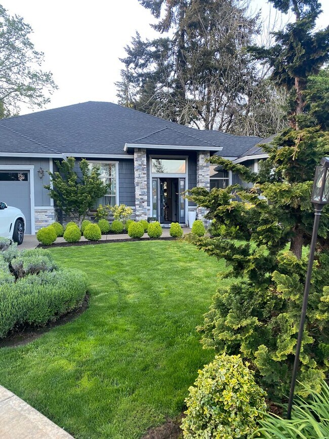 Building Photo - VIDEOTOUR: Executive-Style Custom Home, Incredible Quality! PETS WELCOME