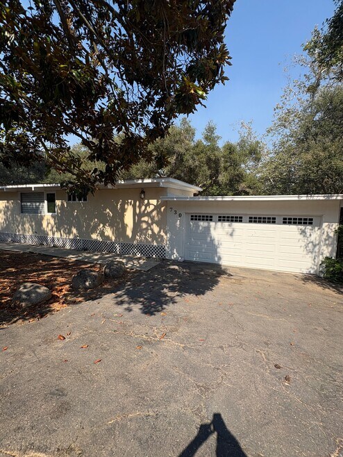 Building Photo - 730 Live Oak Park Rd S
