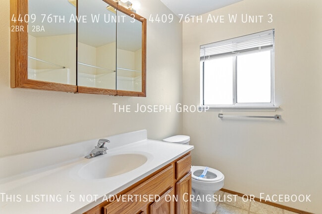 Building Photo - Spacious 2 bed/1.5 bath in University Place