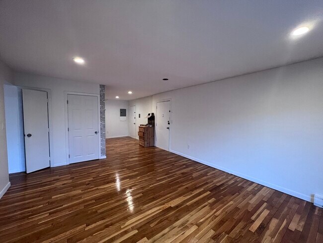 Building Photo - 50 Seymour St