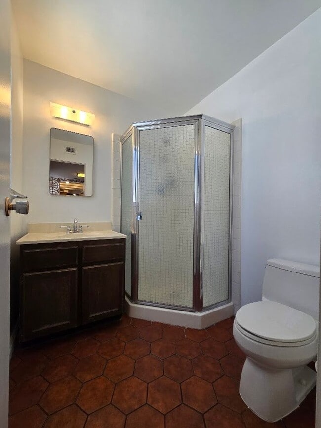 Building Photo - A Fabulous 3 Bedroom Townhome Centrally located.