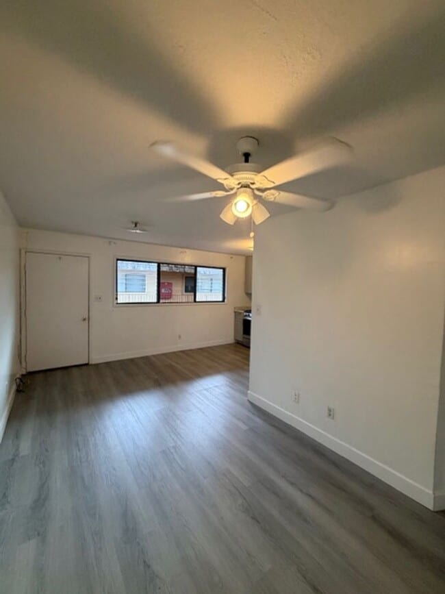 Building Photo - MOVE IN READY! 2 Bd, 1 Ba in Hillside Villa- Salt Lake