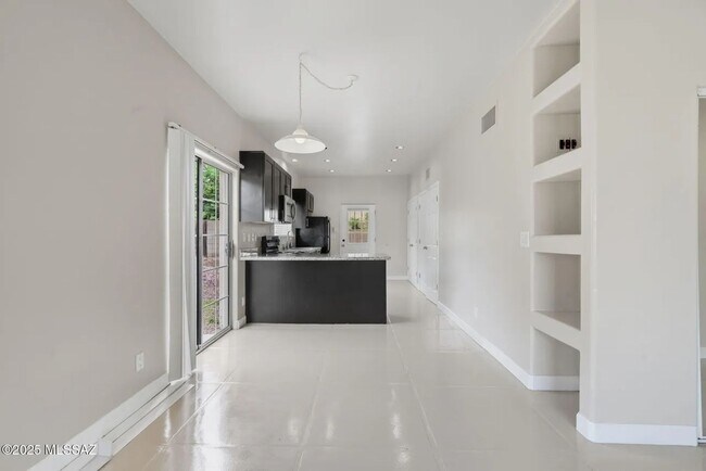 Building Photo - 2862 N Tyndall Ave