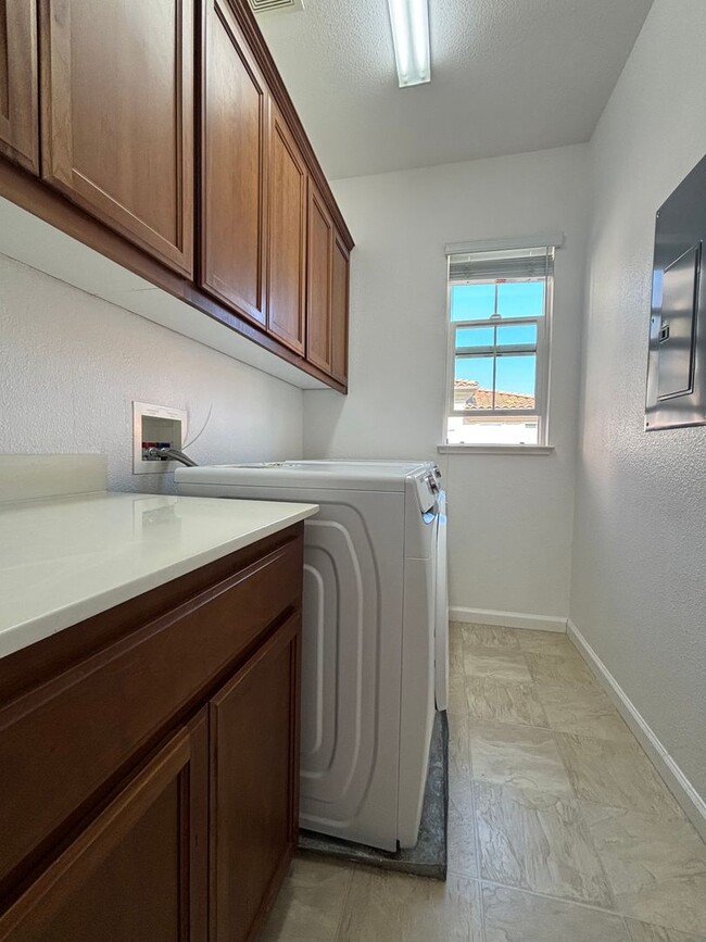 Building Photo - Gorgeous 4 Bed, 3 Bath in Brentwood with S...
