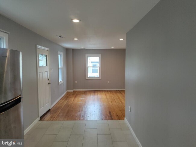 Building Photo - 722 Longwood Ave