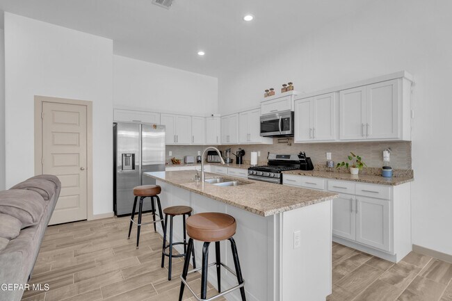 Building Photo - 12614 Amesbury