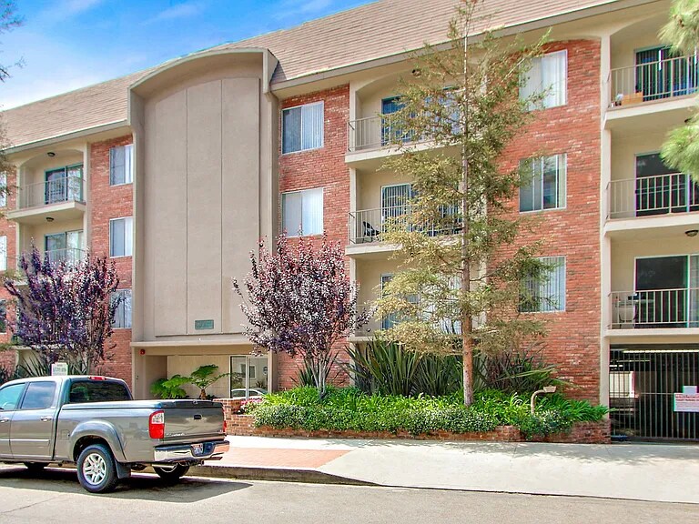 Primary Photo - 433 Kelton Ave