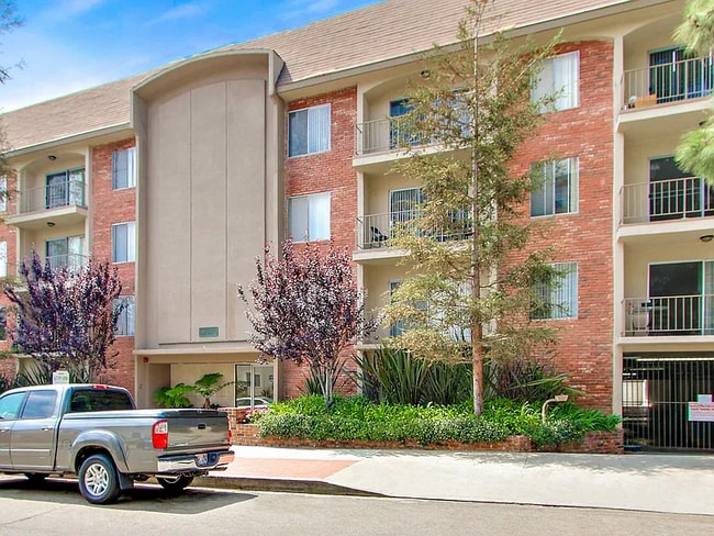 Building Photo - 433 Kelton Ave