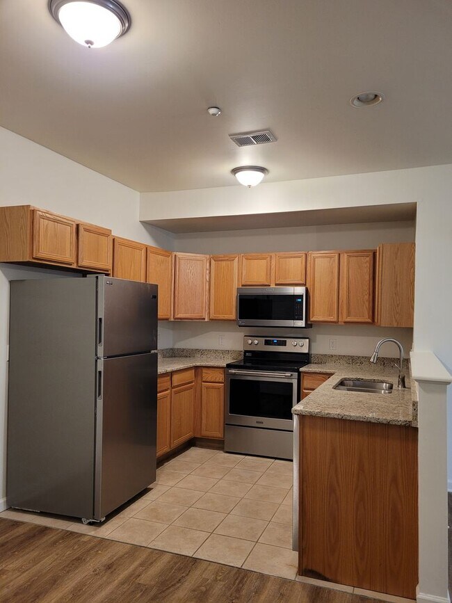 Building Photo - 670 Bassett Dr