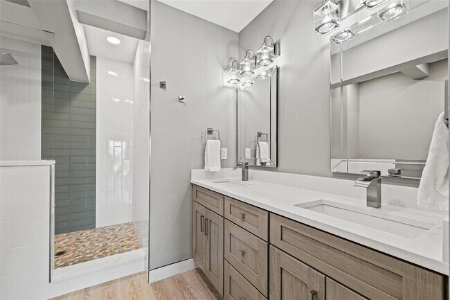 Building Photo - 12400 Capri Cir N