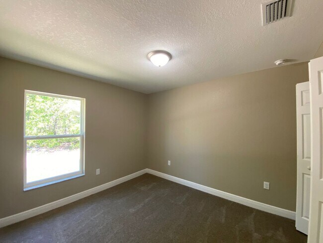 Building Photo - Desirable SW Ocala Neighborhood 4/2/2 *WON'T LAST*