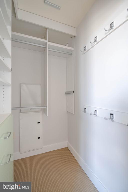 Building Photo - 675 S President St