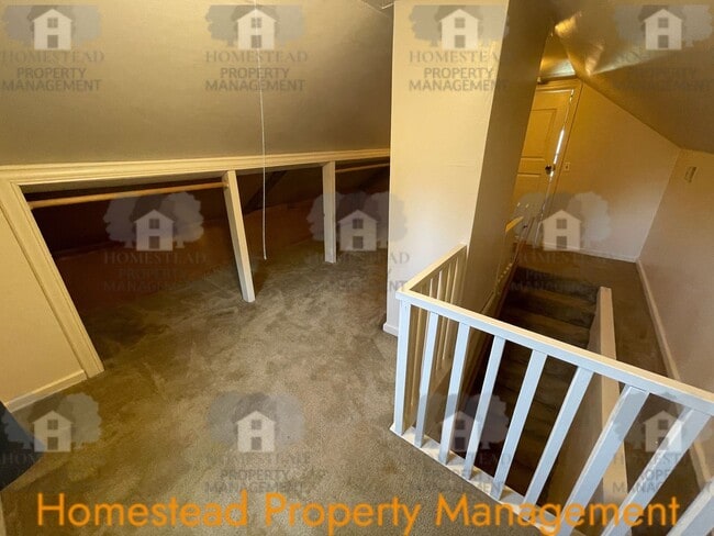 Building Photo - CHECK OUT THIS HUGE YARD!