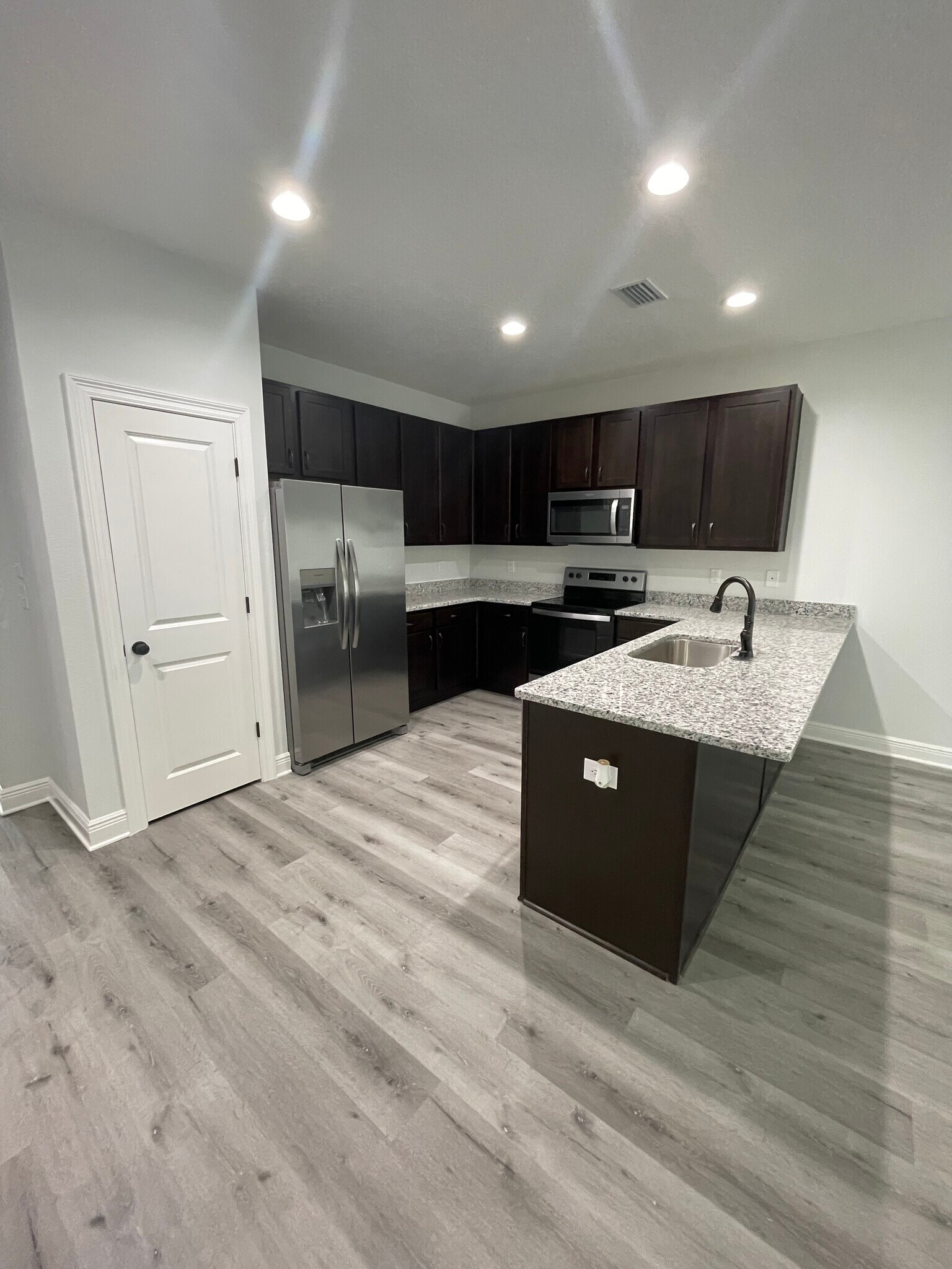 Building Photo - 1703 Sound Haven Ct
