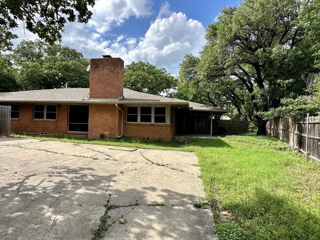 Building Photo - 1926 Laurelwood Dr