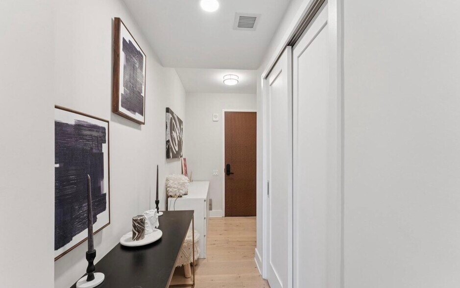 Building Photo - 1211 Van St SE