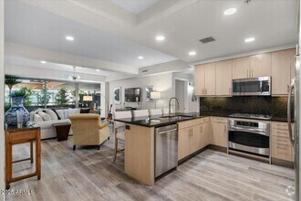 Building Photo - 7117 E Rancho Vista Dr