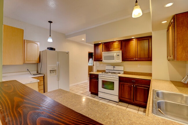 Building Photo - 628 Gladstone St