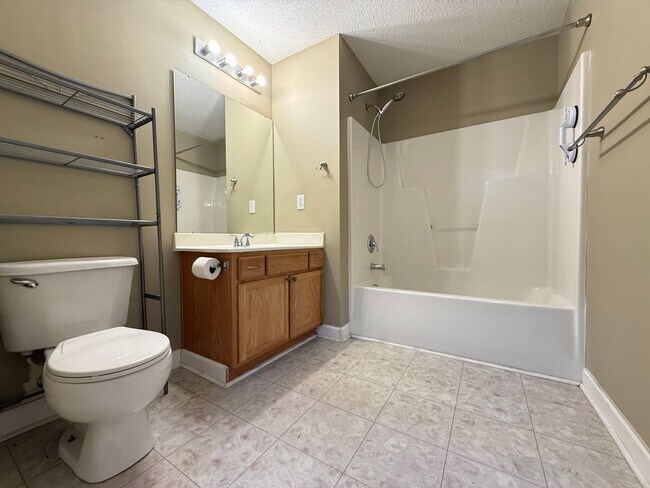 Building Photo - 1860 Crest Hollow Dr