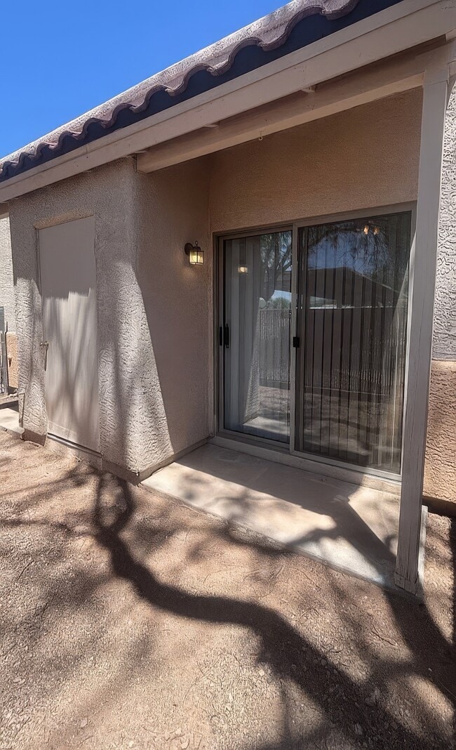 Building Photo - 3657 E Bermuda St