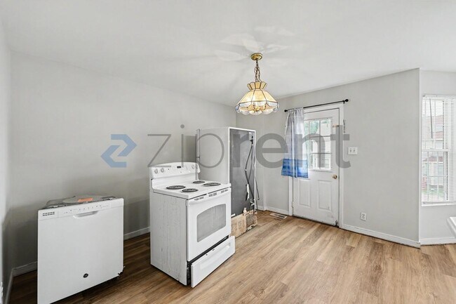 Building Photo - Unit