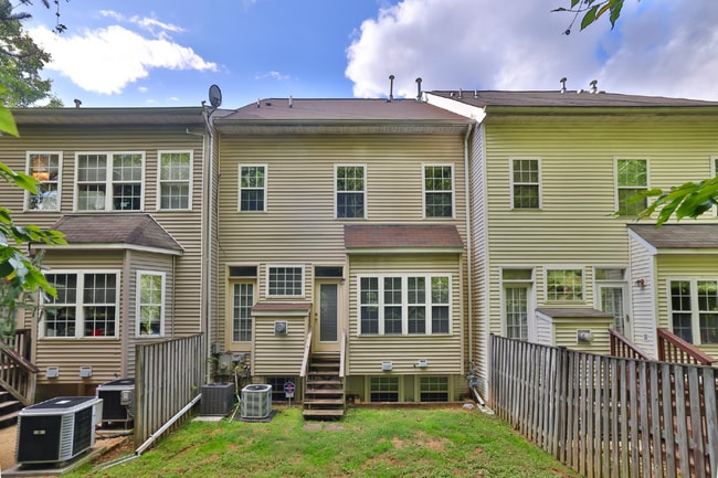 Building Photo - AFFORDABLE and SPACIOUS 3br Townhouse by P...