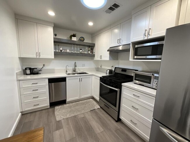 Building Photo - 18427 Delano St