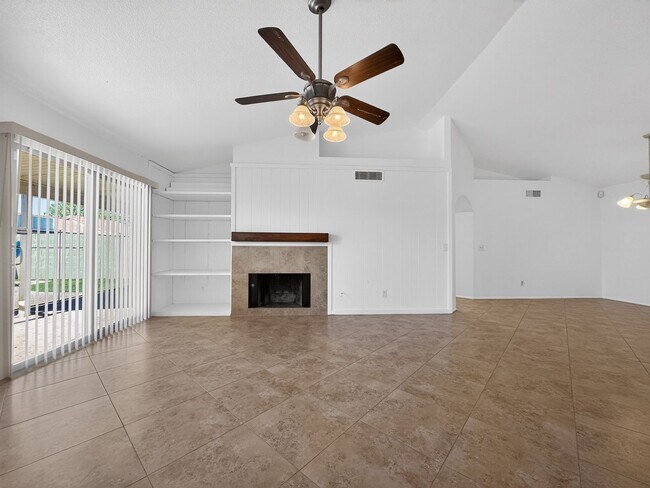 Building Photo - Spacious 4 Bedroom Pool Home in Quiet Cul De Sac