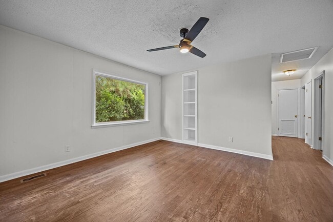 Building Photo - 3 Bedroom 2 Freshly Remodeled Bathrooms