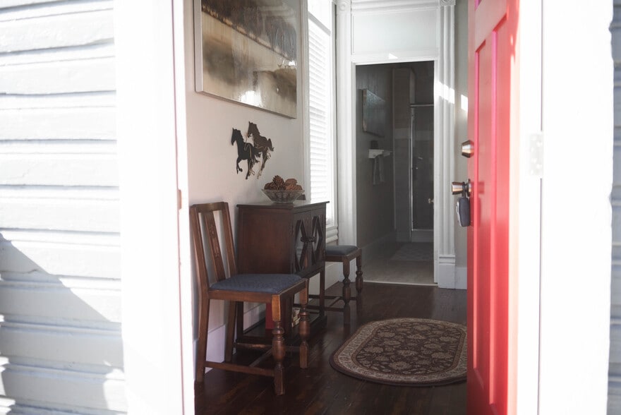 Foyer - 104 4th St
