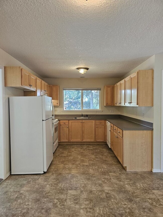 Building Photo - CLOSE IN SW PORTLAND RANCH 3/2 + 2 CAR GAR...